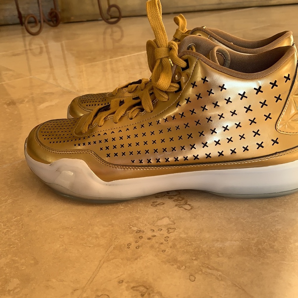 Authentic Men’s Nike KOBE X Mid EXT Gold Shoe - Picture 2 of 7